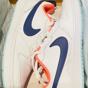 NIKE COURT BOROUGH LOW 2 (GS)
WHITE/DK PURPLE DUST-COPA
BLANC/POUSSIERE FONCE
5y